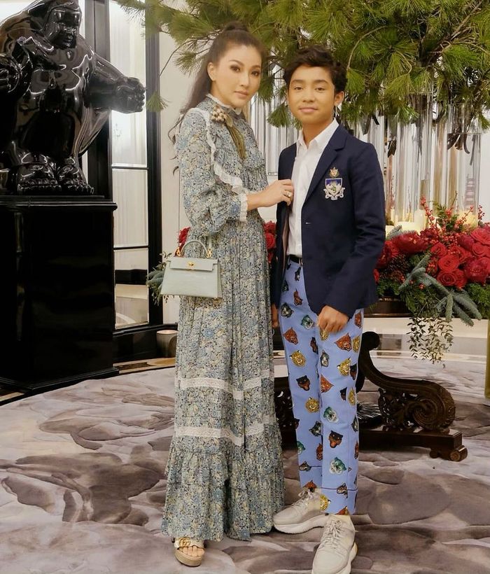 Sarwendah berpose mengenakan pakaian mewah dengan Betrand Peto