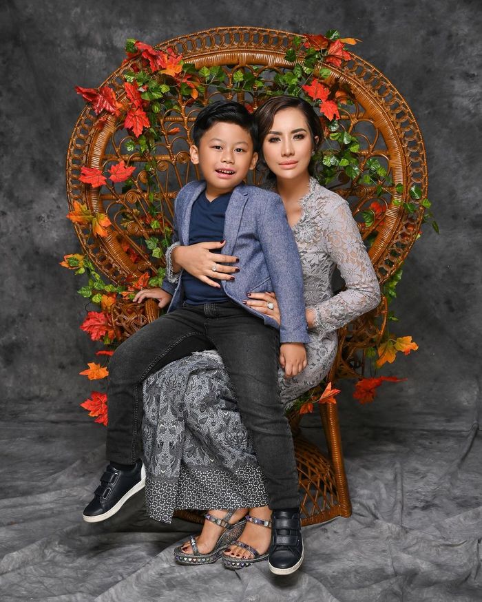 Shinta Bachir bersama putranya