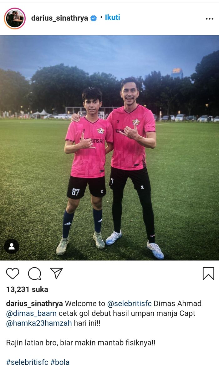 Dimas Ramadhan yang mirip Raffi Ahmad disambut hangat oleh para pemain sepak bola Selebritis FC.
