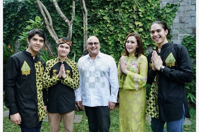 Maia Estianty foto bersama dengan Irwan Mussry dan ketiga anaknya. 