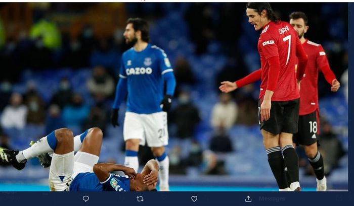 Edinson Cavani membanting Yerry Mina dalam duel Piala Liga Inggris antara Everton vs Manchester United, 23 Desember 2020.