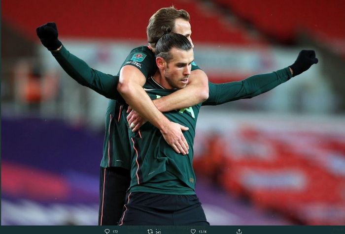 Penyerang Tottenham Hotspur, Gareth Bale, melakukan selebrasi seusai menjebol gawang Stoke City dalam perempat final Piala Liga Inggris, Rabu (12/12/2020).