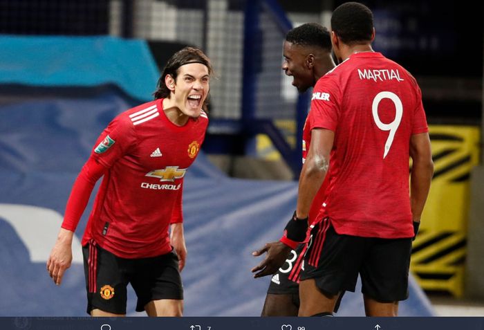 Ekspresi bomber Manchester United, Edinson Cavani  kala dihampiri Anthony Martial usai mencetak gol ke gawang Everton dalam kemenangan 2-0 di ajang Piala Liga Inggris 2020-2021.