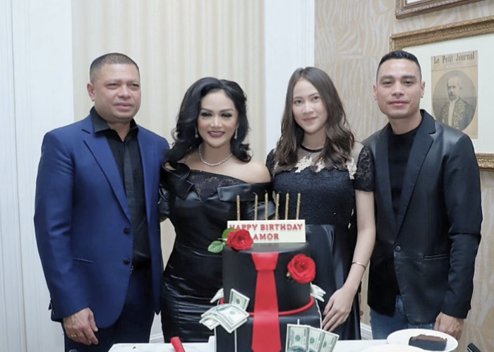 Atan Lemos (kanan) adik lelaki Raul Lemos yang rela merantau ke Jakarta untuk mencari pekerjaan sebagai seorang fotografer.