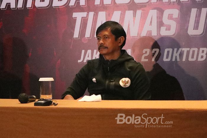 Direktur Teknik PSSI, Indra Sjafri, memberikan keterangan kepada awak media dalam rangka menyambut kedatangan timnas U-19 Indonesia dari Kroasia, 27 Oktober 2020.