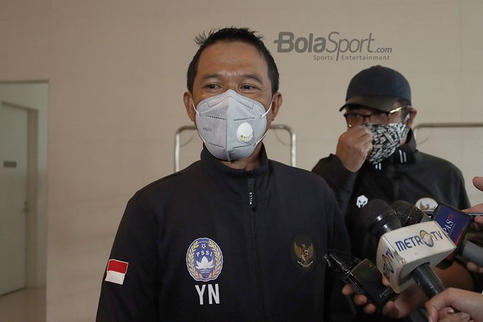 Plt Sekjen PSSI, Yunus Nusi, memberikan keterangan kepada awak media seusai melepas timnas U-19 Indonesia ke Spanyol di Hotel Fairmont, Senayan, Jakarta, 26 Desember 2020.