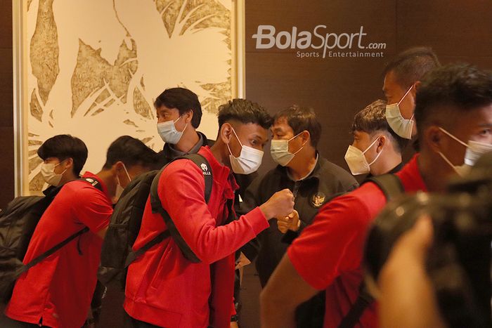 Salman Alfarid bersama rekan-rekan timnas U-19 Indonesia pamit untuk berangkat ke Spanyol di Hotel Fairmont, Jakarta, 26 Desember 2020.