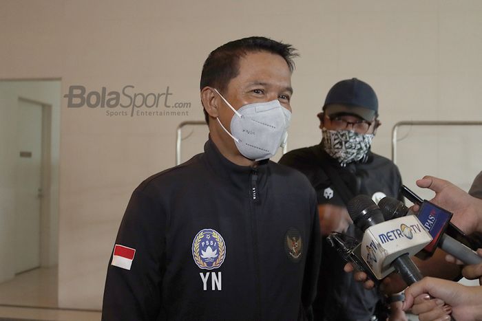 Plt Sekjen PSSI, Yunus Nusi, memberikan keterangan kepada awak media seusai melepas timnas U-19 Indonesia ke Spanyol di Hotel Fairmont, Senayan, Jakarta, 26 Desember 2020.