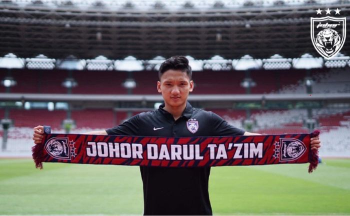 Syahrian Abimanyu membentangkan syal Johor Darul Ta'zim, klub raksasa Malaysia yang merekrutnya dari Madura United, 23 Desember 2020.