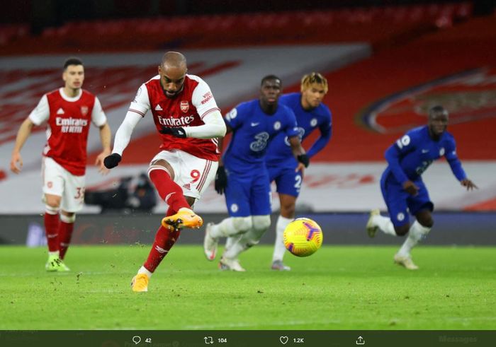 Alexandre Lacazette mencetak gol untuk Arsenal ke gawang Chelsea.