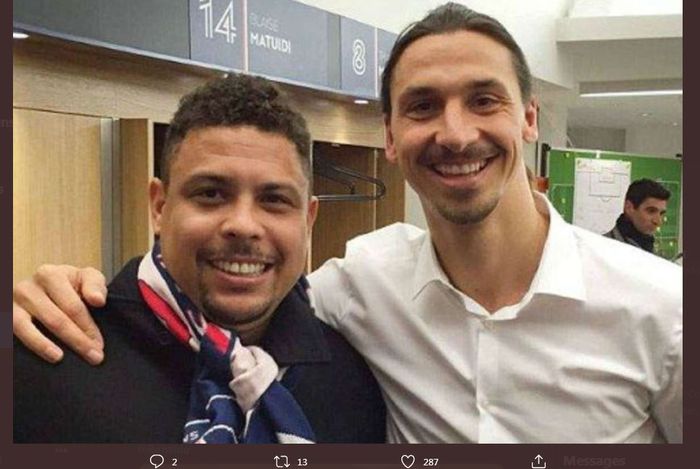 Zlatan Ibrahimovic berpose dengan legenda timnas Brasil yang menjadi idolanya semasa remaja, Ronaldo Luis Nazario de Lima.