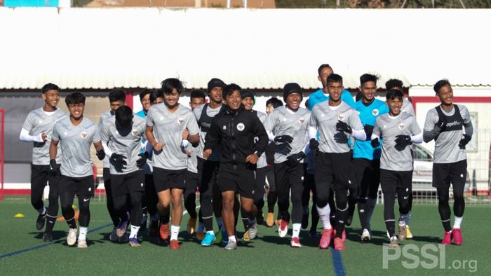 Para pemain Timnas U-19 Indonesia  sudah melakoni latihan pada Senin (28/12/2020).  Sesi latihan dilakukan siang hari di Stadion Campo Futbol Roda de Bara, Tarragona.