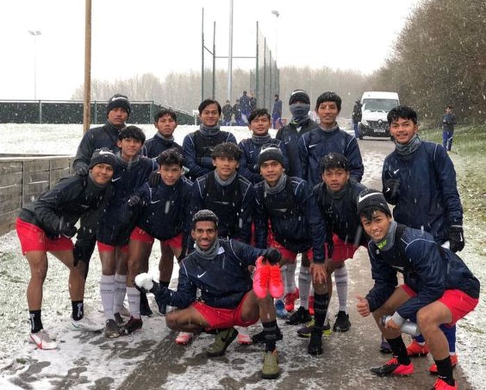 Para pemain Garuda Select menikmati momen turunnya hujan salju.