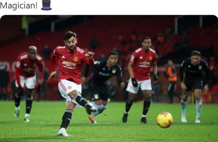 Gelandang Manchester United, Bruno Fernandes, mencetak gol penalti dalam laga Liga Inggris kontra Aston Villa di Stadion Old Trafford, Jumat (1/1/2020).