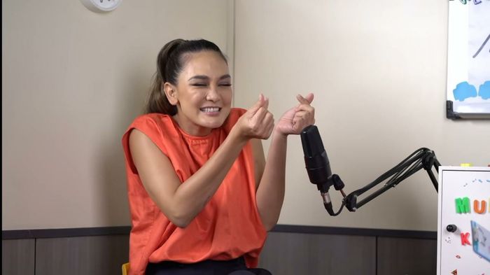 Luna Maya saat menjawab pertanyaan Armand Maulana.