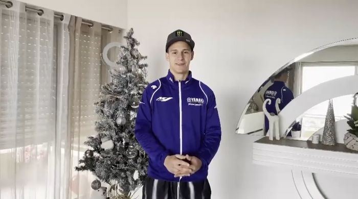 Fabio Quartararo memberi ucapan selamat tahun baru sembari mengenakan jaket tim barunya pada MotoGP 2021, Monster Energy Yamaha.