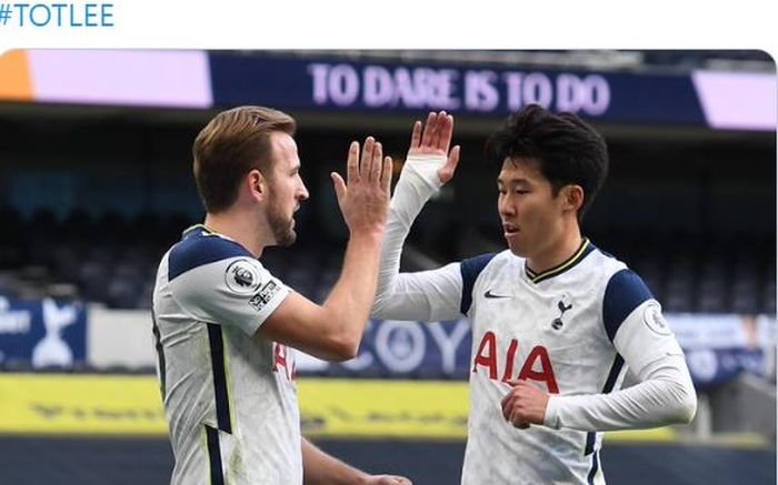 Striker Tottenham Hotspur, Harry Kane dan Son Heung-Min, melakukan selebrasi dalam laga Liga Inggris kontra Leeds United di Tottenham Hotspur Stadium, Sabtu (2/1/2020).