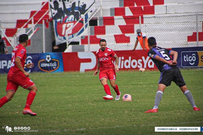 Eks pemain Persebaya Surabaya Damian Lizio saat membela timnya Royal Pari di Liga Bolivia.