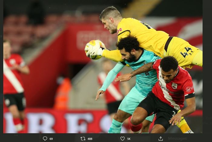 Striker Liverpool, Mohamed Salah, dijepit dua pemain Southampton dalam laga Liga Inggris di St Mary's, 4 Januari 2021.