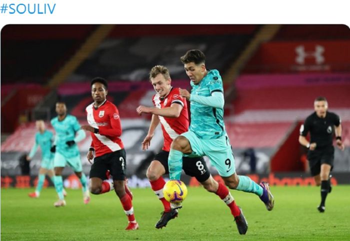 Pemain Liverpool, Roberto Firmino (kanan), menguasai bola saat menghadapi Southampton dalam laga Liga Inggris di Stadion St. Mary's, Senin (4/1/2020).