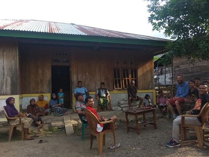 Warga Kampung Naga-Manggarai Barat berbincang santai bersama tamu dari Australia di halaman rumah salah satu warga.