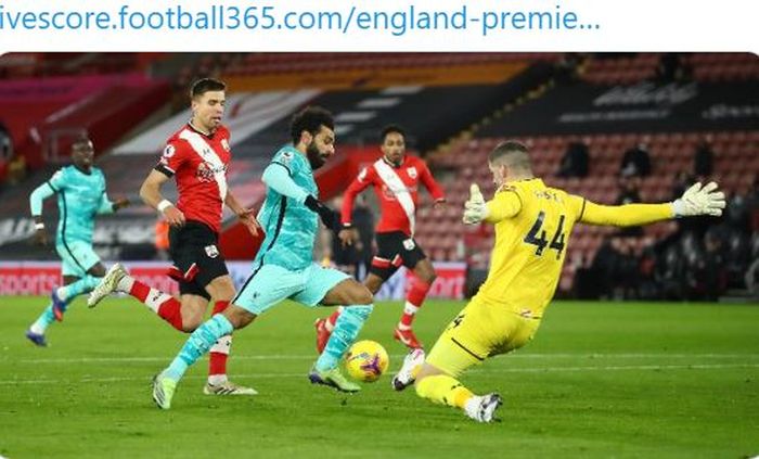 Penyerang Liverpool, Mohamed Salah, berduel dengan kiper Southampton, Fraser Forster, dalam laga Liga Inggris di Stadion St. Mary's, Senin (4/1/2020).