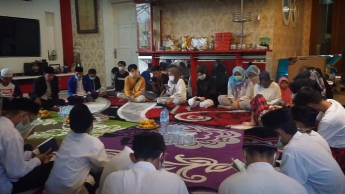 Keluarga Sule gelar acara tahlilan 1 tahun wafatnya mendiang Lina Jubaedah