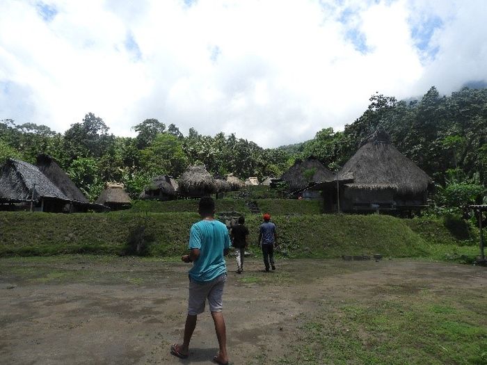 Kampung Tradisional Maghilewa yang terletak di kaki gunung Inerie ini secara administratif masuk ke dalam wilayah Desa Inerie, Kecamatan Inerie, Kabupaten Ngada. Butuh waktu 2 jam berkendara dari kota Bajawa untuk sampai ke sini.