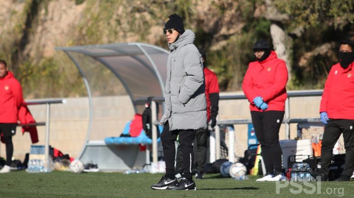 Shin Tae-Yong saat memimpin latihan timnas Indonesia U-19 di Spanyol, Senin (4/1/2021).