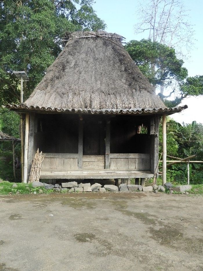 Penampang depan Sa&rsquo;o Keka (rumah biasa, rumah kecil) khas Maghilewa. Jumlah Sa&rsquo;o Keka adalah sebanyak 9 buah rumah dengan arsitektur yang lebih sederhana dari Sa&rsquo;o Meze.