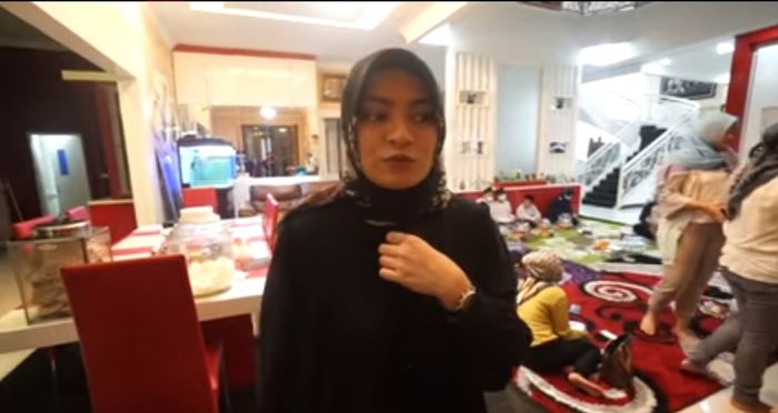 Nathalie Holscher ikut tahlilan untuk mendoakan mendiang almarhum Lina