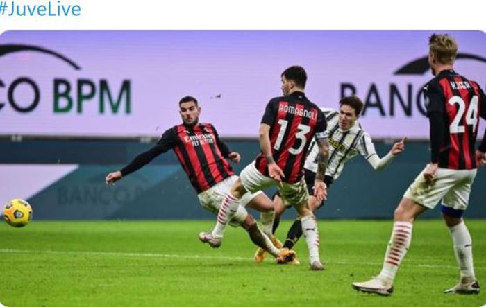 Penyerang Juventus, Federico Chiesa, mencetak gol ke gawang AC Milan dalam laga Liga Italia di Stadion San Siro, Rabu (6/1/2020).