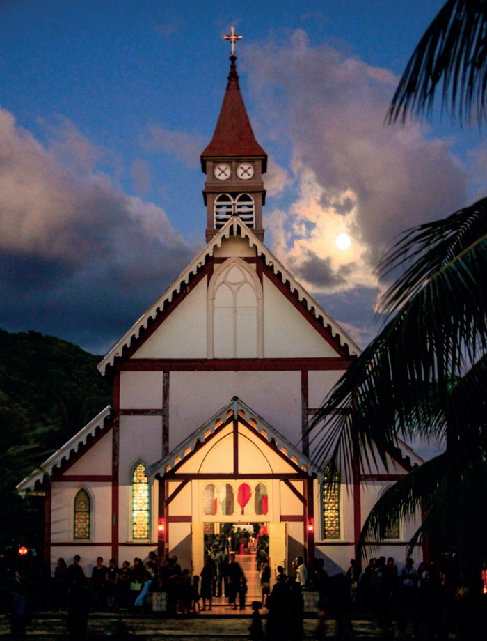 Gereja tua Sikka diterangi bulan purnama, ramai didatangi para jemaat yang mayoritas adalah penduduk kota Sikka menjelang ritus Logu Senhor digelar.
