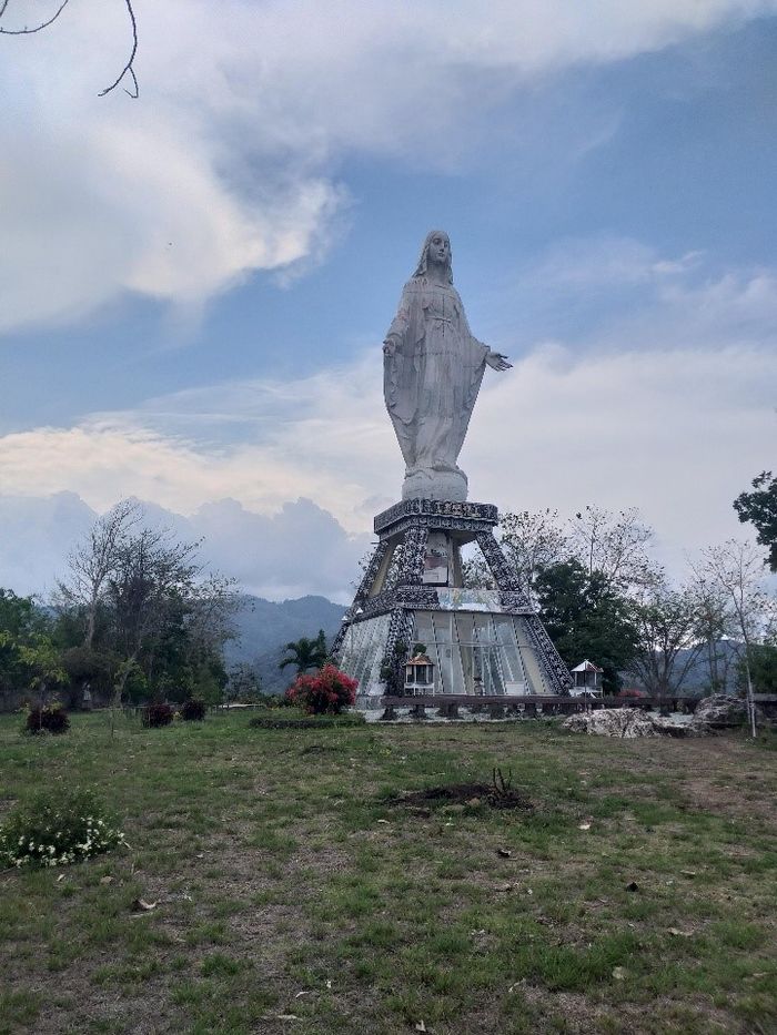 Dengan tinggi mencapai 28 meter dan berdiri anggun menghadap kota Maumere, Patung Maria Bunda Segala Bangsa ini berlokasi di Bukit Keling-Nilo, Desa Wuliwutik, Kecamatan Nita, Kabupaten Sikka. Jarak dari Maumere sekitar 16 kilometer.