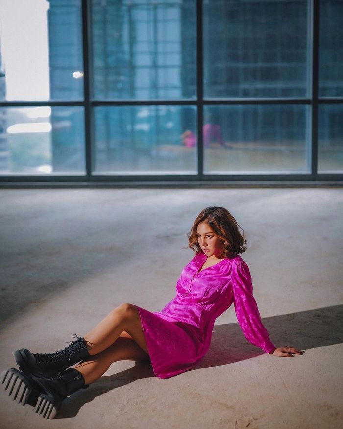 Vanesha Prescilla dengan dress pink menyala