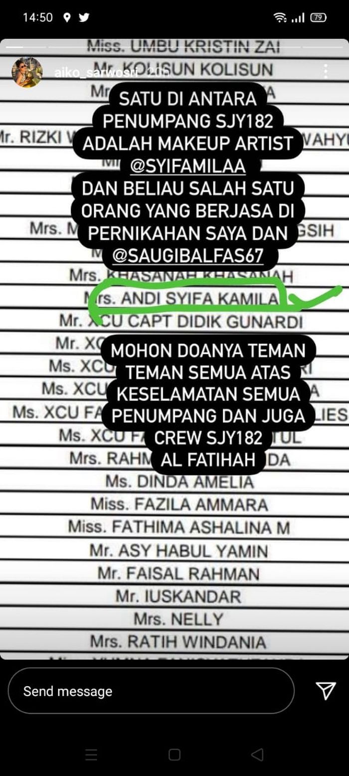 Chef Aiko menunjukkan daftar nama penumpang pesawat Sriwijaya Air SJ 182.