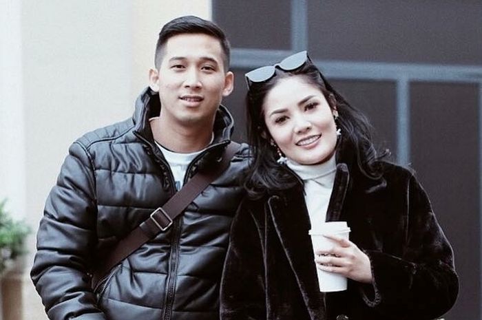 Suami Nindy Ayunda, Askara Parasady