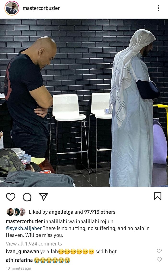 Deddy Corbuzier bagikan potret tengah diimami sholat oleh Syekh Ali Jaber. 