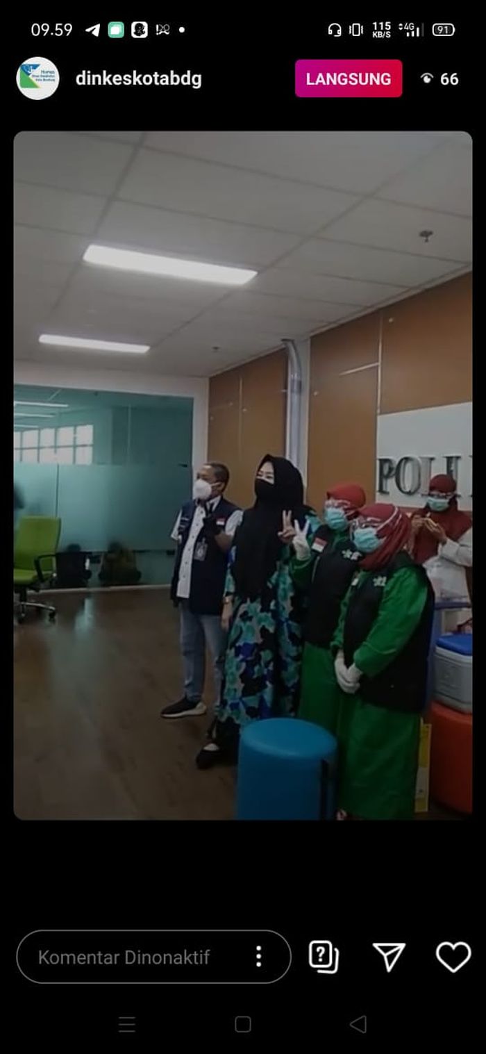 Risa Saraswati usai disuntik vaksin covid-19 dalam siaran langsung instagram.