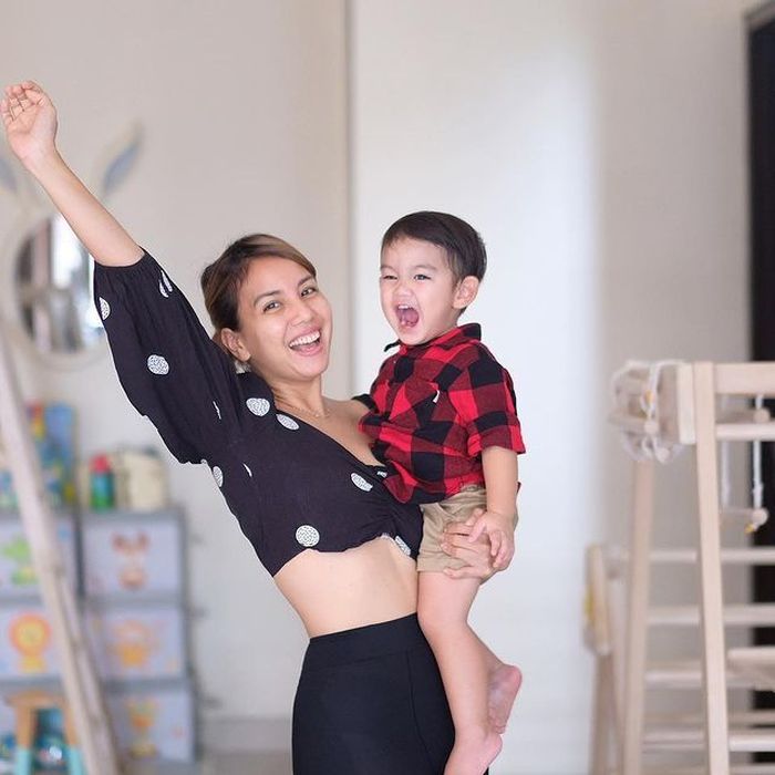 Penampilan baru Tya Ariestya setelah turun berat badan 24 kilogram dalam 4 bulan