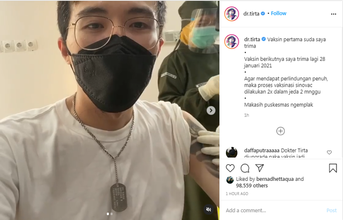 Dokter Tirta perlihatkan proses penyuntikan vaksin sinovac ke tubuhnya.