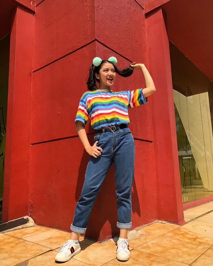 Gaya fashion kasual Tiara Andini dengan kaos warna-warni