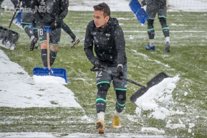 Bintang Timnas U-22 Indonesia Egy Maulana Vikri ingin membersihkan salju dari lapangan sebelum memulai uji coba kontra Sokol Ostroda di Traugutta, Polandia,  Jumat (15/1/2021).