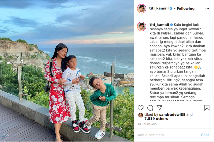 Titi Kamal tunjukkan rasa simpatinya dengan meminta publik untuk ikut membantu para korban bencana meski dia masih dalam suasana liburan. 