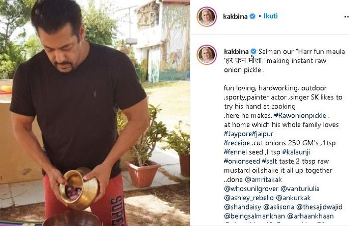 Jajal jadi koki di sela-sela kesibukan syuting, Salman Khan cicipi bawang mentah.