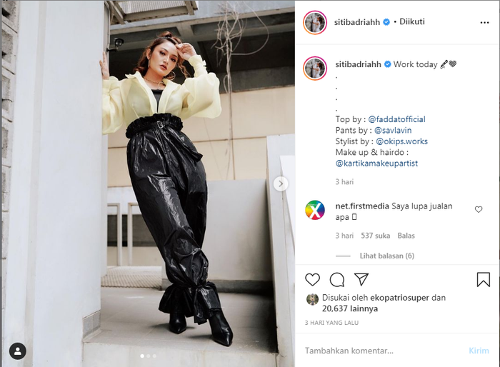 Siti Badriah kenakan celana mirip kresek hitam.