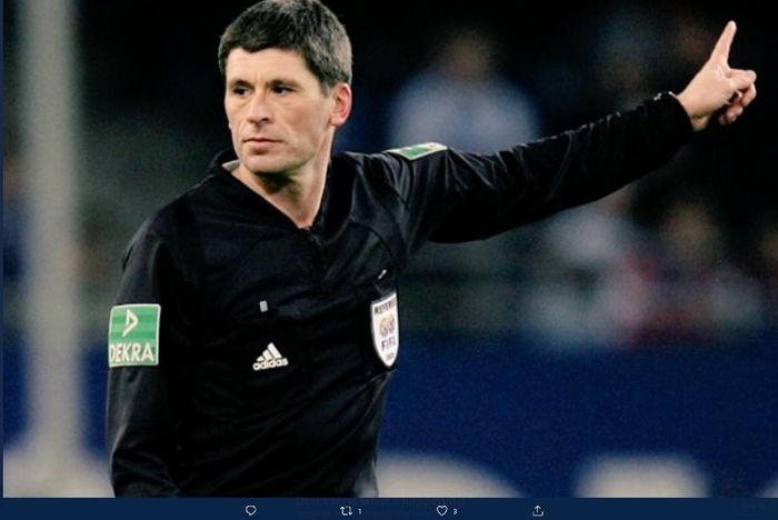 Markus Merk, wasit yang pernah mengusir Lionel Messi dengan kartu merah.