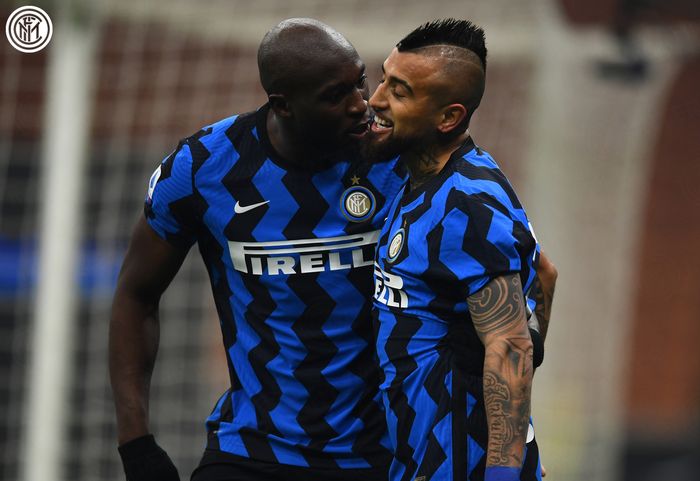 Pemain Inter Milan, Romelu Lukaku (kanan) dan Arturo Vidal saat menjamu Juventus dalam laga pekan ke-18 Liga Italia 2020-2021, Minggu (17/1/2021) waktu setempat atau Senin pukul 02.45 WIB.