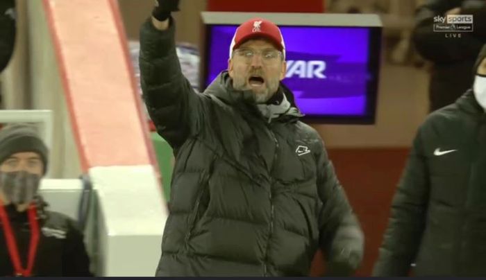 Pelatih Liverpool, Juergen Klopp, berteriak dalam laga Liga Inggris kontra Manchester United di Stadion Anfield, Minggu (17/1/2020).