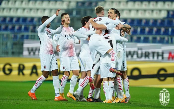 Para pemain AC Milan merayakan gol ke gawang Cagliari dalam laga pekan ke-18 Liga Italia 2020-2021 di di Stadion Sardegna Arena, Senin (18/1/2021) waktu setempat atau Selasa pukul 02.45 WIB.